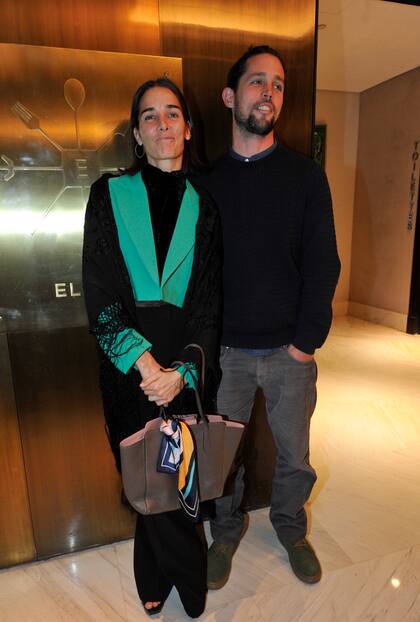 Juana Viale y Yago Lange posaron por primera vez en un evento como pareja para los fotógrafos. A ella se la vio muy sonriente