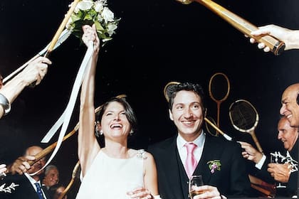 Juana y Conrado el día de su boda, bajo raquetas de tenis, un deporte que ella adora