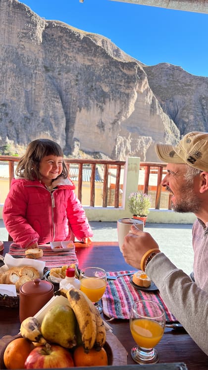 Juana y Gavito desayunan en Iruya, antes de emprender la aventura del viaje.
