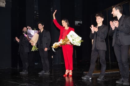 Juana y los bailarines Nicolás Baroni, Rodrigo Bonaventura, Emiliano Pi Alvarez y Andrés Rosso, en el saludo final.