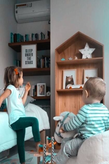 Juana y Otto Sieling, los hijos de Marcela Kloosterboer, en su encantadora sala de juegos