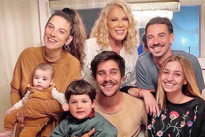 Juana y sus hijos junto a su mamá, Reina Reech, su hermano Bautista Lena, su cuñada Defina Villagra y su marido Sebastián.
