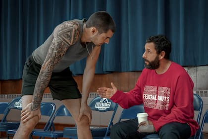 Juancho Hernangómez y Adam Sandler en una escena de Garra