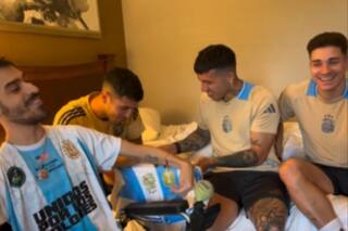 El emotivo encuentro de un fan con los jugadores de la selección que terminó con un palito para Guardiola