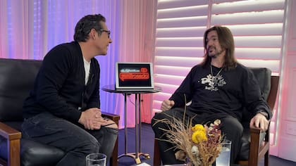 Juanes durante su entrevista con el conductor de televisión mexicano Yordi Rosado