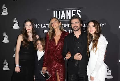 Juanes junto a su familia