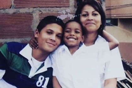 Juanfer de chico, junto con uno de sus hermanos y su madre