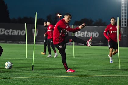Juanfer Quintero en un entrenamiento de River; le costó estar entre las prioridades de Coudet