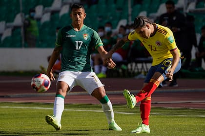 Juanfer Quintero pelea por la pelota con Roberto Carlos Fernández