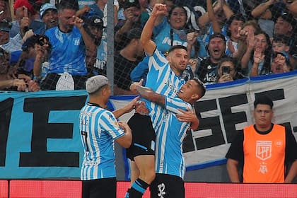 Juanfer Quintero y Almendra levantan a Maravilla Martínez, autor del primer gol de Racing vs. Lanús