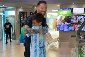 Quién es el niño que le hizo un espectacular cuadro a Leo Messi y consiguió un especial gesto suyo