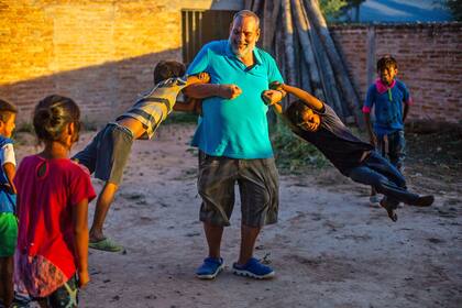 Juani Rosasco juega con un grupo de niños wichis