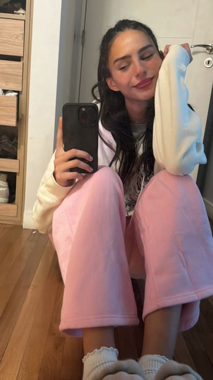 Juanita Tinelli llevó tranquilidad a sus fanáticos con una foto desde la comodidad de su hogar (Foto: Instagram/@juanitinelli)