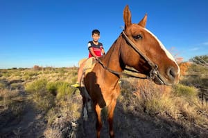 Tiene 11 años, es un gaucho que ama desfilar con su caballo y sueña con ser jugador de fútbol