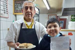 Juanito junto a uno de sus clientes que se sacó un 7 en la escuela y fue en busca de su sándwich