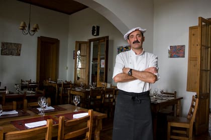 Juanjo Samberro, creador y cocinero de Lo de Juanjo, en Pila