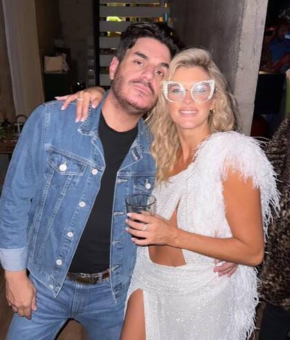 Juanma Cativa, el peluquero de las famosas, posa con Mery.