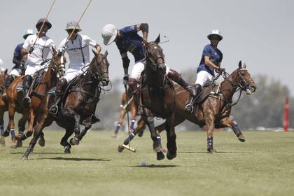 Juanma Nero con la bocha; detrás, Poroto Cambiaso, en una jornada especial en Pilar