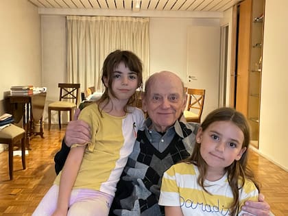 Juano Moro, en la actualidad, con Lena y Azucena, dos de sus cuatro nietas (faltan Magnolia y Acacia)