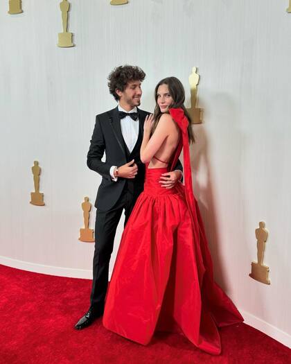 Juanpa Zurita y Macarena Achaga en la red carpet de los Premios Oscar 2024 (Foto: IG @juanpazurita)