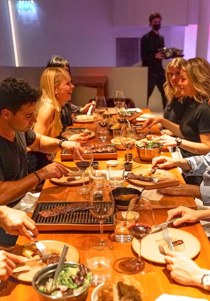 “Juanse es un gran anfitrión que se relaciona mucho con los espectadores, entonces rompe la barrera entre escenario y público”, asegura la directora creativa de Asadero (Foto: Gentileza Asadero)