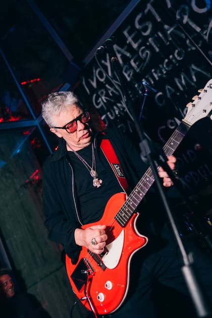 Juanse Paranoico se presenta en Orno, la pizzería que se encuentra en la esquina de Guatemala y Gurruchaga, en un homenaje a La Esquina del Sol