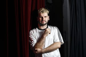 Con solo 28 años, Juanse Rausch es el alma detrás de un fenómeno teatral que no para de agotar localidades