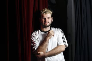 Con solo 28 años, Juanse Rausch es el alma detrás de un fenómeno teatral que no para de agotar localidades