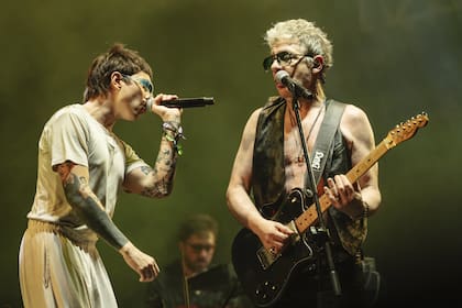 Juanse y Paco Amoroso, en el final del show de Ratones Paranoicos