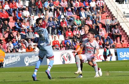 Juárez define con categoría ante el arquero Morales; fue el 1-0 de Unión ante Lanús en Santa Fe