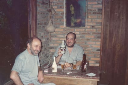 Juarez Fonseca junto a su amigo, el pianista Geraldo Flach, degustando unas cervezas. Al fondo, el cuadro que el Indio le regaló a Juarez Fonseca a principios de los 70.