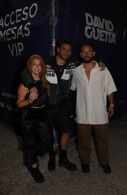 Juariu y Lizardo Ponce, quienes comparten programa de streaming con Zaira Nara, se encontraron con el actor Cachete Sierra en plena fiesta