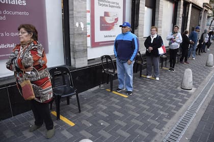En Rosario, se organizaron filas con sillas para que los jubilados puedan sentarse respetando la distancia de seguridad