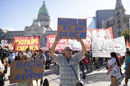 Jubilados y organizaciones de izquierda protestan frente al Congreso
