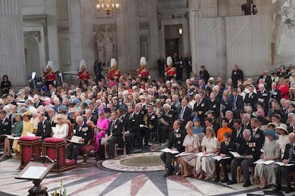 Harry y Meghan sentado en la columna opuesta a la de los miembros activos de la Corona (Aaron Chown/Pool photo via AP)