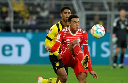 Jude Bellingham y Jamal Musiala, enfrentándose en el "Klassiker" entre Borussia Dortmund y Bayern Munich