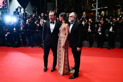 Jude Law, Alicia Vikander y el director Karim Ainouz antes de entrar a la proyección, posando ante toda la prensa presente en el legar