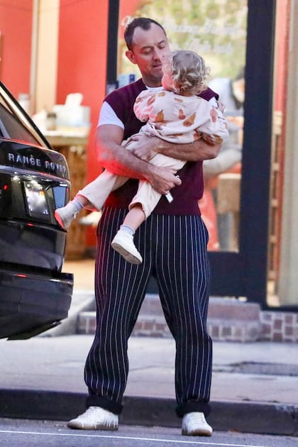 Jude Law con su pequeño hijo nacido en plena pandemia fruto de su amor con Phillipa Coan.

