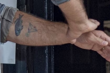 Jude Law, de compras, dejó ver el nuevo tatuaje que se hizo para tapar el nombre de su ex, Sadie Frost