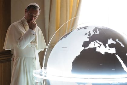Jude Law, un papa que mira al mundo de otro modo