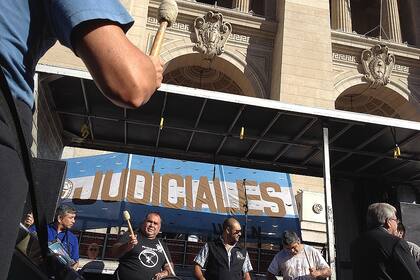 Judiciales protestan en la puerta de los tribunales de la calle Talcahuano