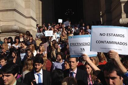 Judiciales protestan en la puerta de los tribunales de la calle Talcahuano