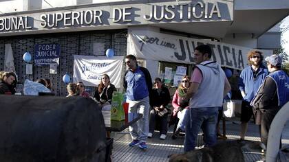 El acampe frente al Tribunal Superior de Río Gallegos ya lleva 16 días