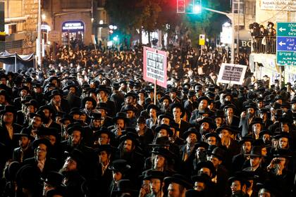 Judíos ultraortodoxos protestan contra las restricciones impuestas por el gobierno israelí para frenar los casos de Covid-19, en el barrio religioso de Mea Shearim en Jerusalén el 9 de febrero de 2021