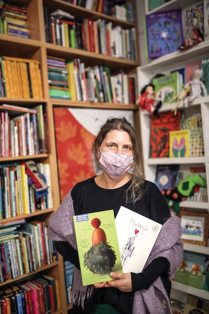 Judith (49). Librería: El libro de Arena, Villa Crespo. ¿Qué es lo que más te gusta del oficio? “Me encanta juntar libros y lectores, saber qué le puede gustar a un lector particular y recomendarle. Generar esos encuentros”.