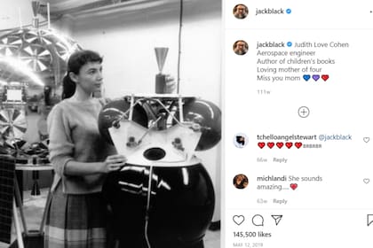 "Judith Love Cohen, ingeniera aeroespacial, autor de libros para niños, madre amorosa de cuatro. Te extraño mamá", escribió el actor en su cuenta de Instagram un Día de la Madre