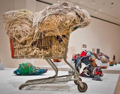 Judith pasaba los días envolviendo e hilando meticulosamente objetos con fibras, transformándolos en extraordinarias creaciones.