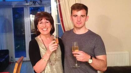 Judy Coutinho dice que su hijo había estado "viviendo la vida que había soñado" en Chicago