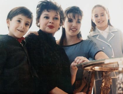 Judy Garland con sus hijos Joey, Liza y Lorna