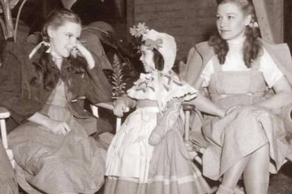 Judy Garland y Caren Marsh Doll, con la misma ropa, en un descando de las grabaciones de El mago de Oz, donde la segunda fue la doble de cuerpo de la primera